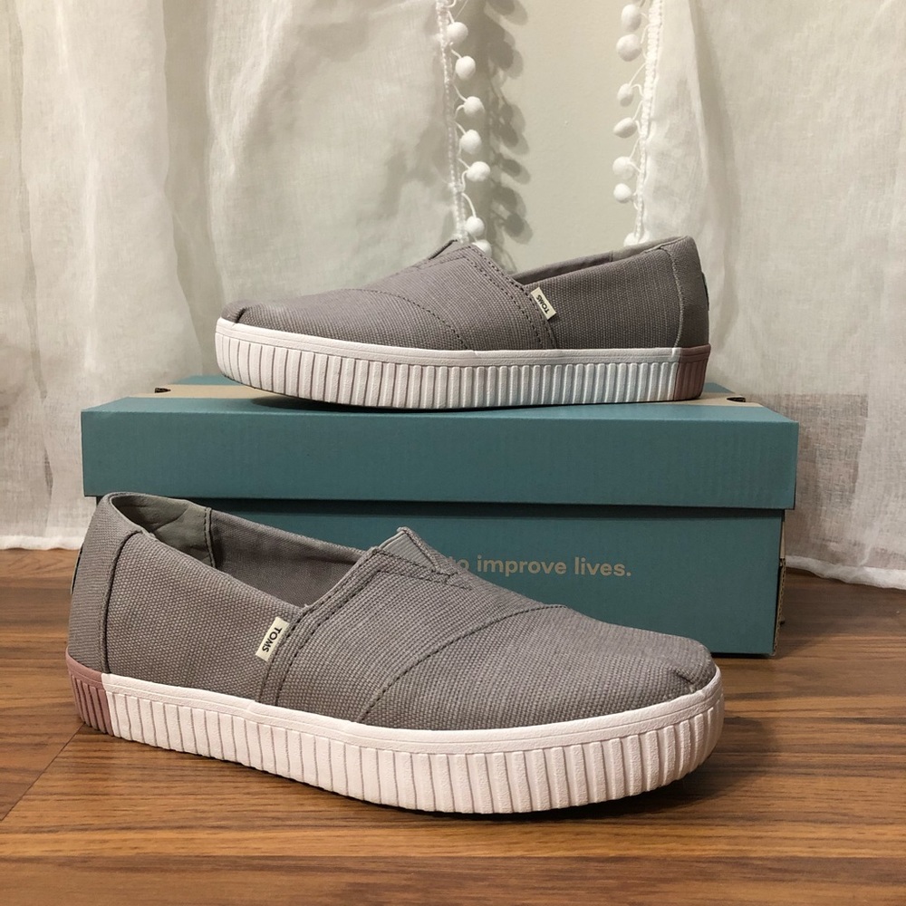 TOMS Morning Dove Heritage Canvas size 7.5 EUC